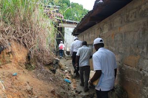 Des agent enquêteurs de la CNAMGS tentent d'accéder à des zones difficiles - © Désiré Dzonteu/gabonreview.com