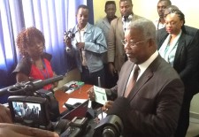 Le 2e maire adjoint de Libreville, Christian Odou Mba, lors de l’opération d’enrôlement des agents de la municipalité.