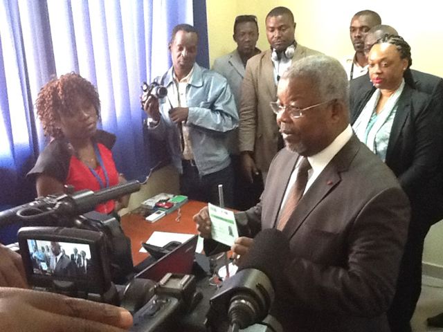 Le 2e maire adjoint de Libreville, Christian Odou Mba, lors de l’opération d’enrôlement des agents de la municipalité.