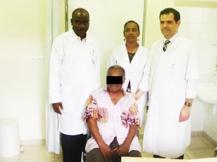 La Dr Aziz Chafif, ses collègues gabonais et cubains et un patient revenu du Maroc. © Gabonreview